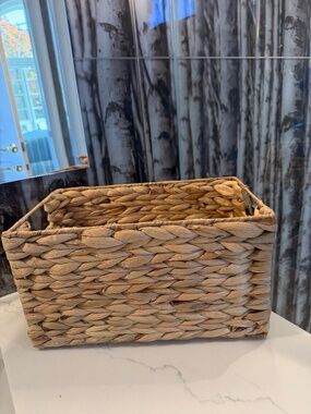 NWT Wicker Basket, Baskets Large, Natural (Water Hyacinth)